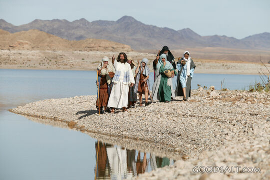Jesus and a Group of Followers at River&#039;s Edge