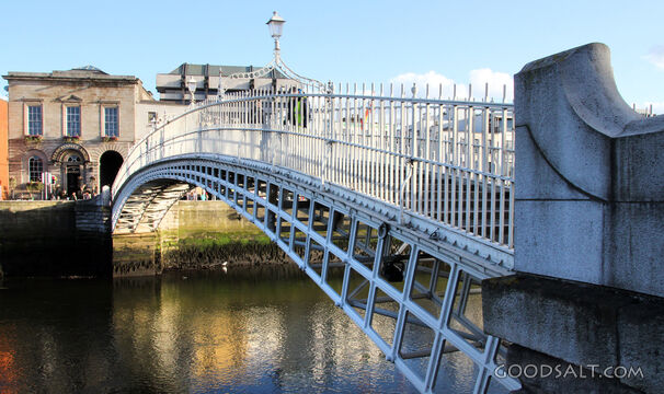 Ha&#039;penny Bridge Over the River Liffey