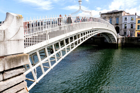 Ha&#039;penny Bridge Over the River Liffey