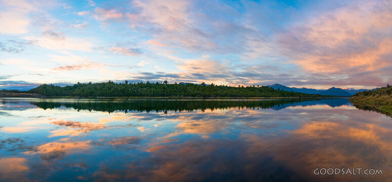 sunaet over lake waters